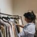 Pexels-Arina-Krasnikova-étudiante qui fait du shopping-Top 4 des coupes de jeans indispensables à avoir dans ta garde-robe étudiante