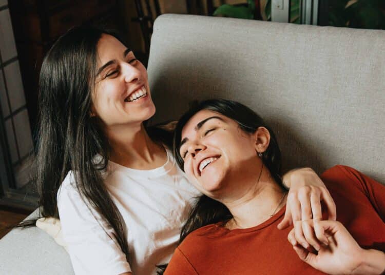 pexels-ave-calvar-martinez-étudiantes qui prennent une pause - Pourquoi vivre avec son copainsa copine pendant le blocus