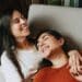 pexels-ave-calvar-martinez-étudiantes qui prennent une pause - Pourquoi vivre avec son copainsa copine pendant le blocus