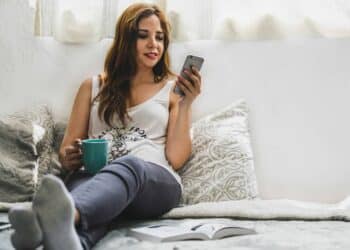 Pexels-Bruno-Cervera-étudiante sur son téléphone-4 astuces pour vendre plus rapidement sur les applications de seconde main