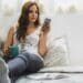 Pexels-Bruno-Cervera-étudiante sur son téléphone-4 astuces pour vendre plus rapidement sur les applications de seconde main