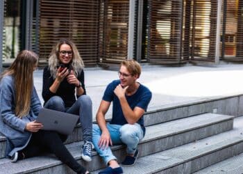 pexels-buro-millennial-étudiants qui discutent-un nouveau calendrier scolaire pour les étudiants du supérieur en discussion
