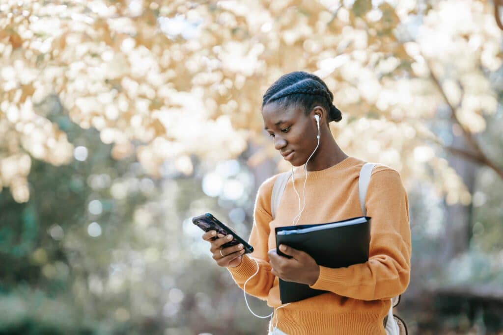 Pexels-Charlotte-May-étudiante sur son téléphone-4 astuces étudiantes pour shopper sur les apps de seconde main