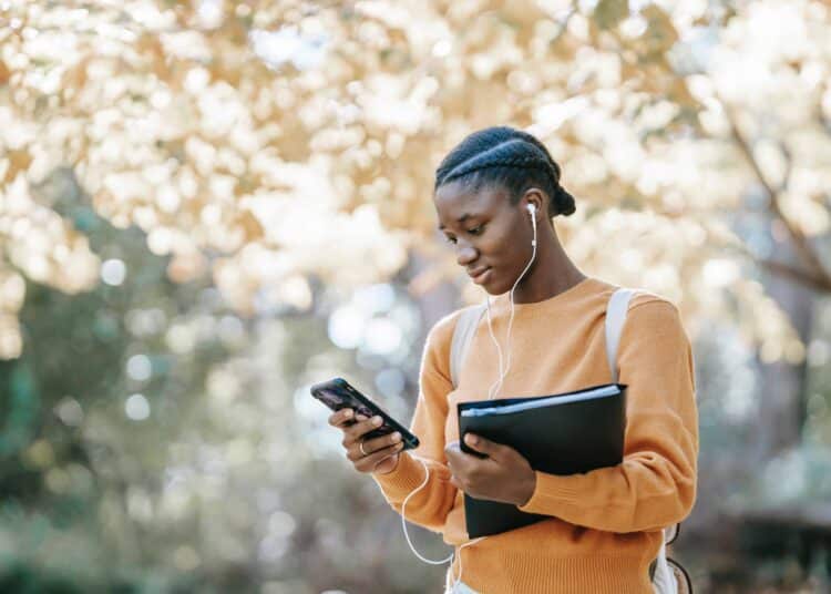 Pexels-Charlotte-May-étudiante sur son téléphone-4 astuces étudiantes pour shopper sur les apps de seconde main