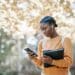 Pexels-Charlotte-May-étudiante sur son téléphone-4 astuces étudiantes pour shopper sur les apps de seconde main