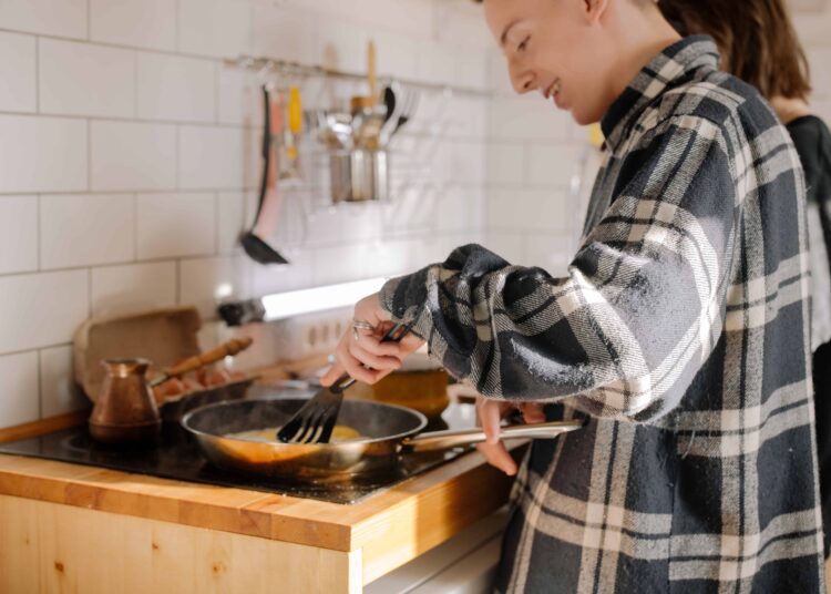 Pexels-Cottonbro-étudiant qui cuisine-3 raisons de se mettre au « meal prep » quand on est étudiant