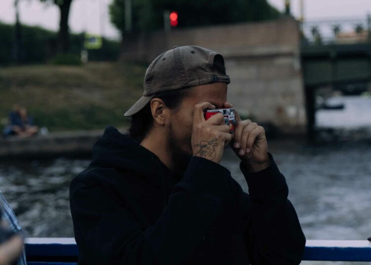 Pexels-Cottonbro-Studio-étudiant qui prend une photo-4 conseils pour utiliser correctement ton appareil photo jetable