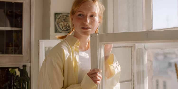 pexels-cottonbro-studio-étudiante a la fenetre - Que faire de son kot, sa coloc quand on part en Erasmus