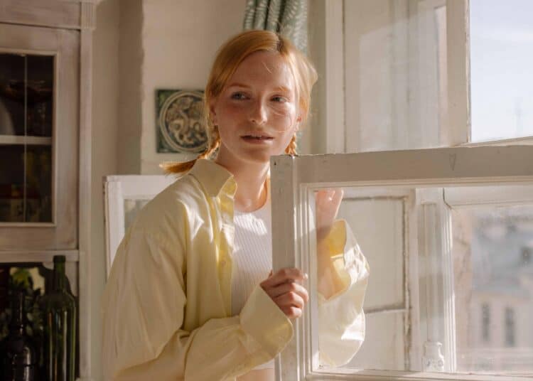 pexels-cottonbro-studio-étudiante a la fenetre - Que faire de son kot, sa coloc quand on part en Erasmus