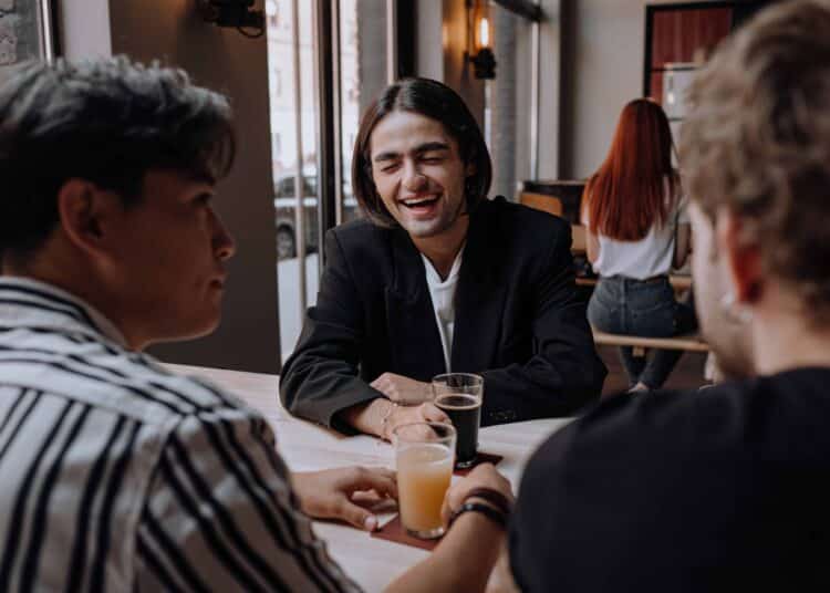 pexels-cottonbro-studio-étudiantsquirigolententreeux - Top 10 des blagues étudiantes les plus drôles