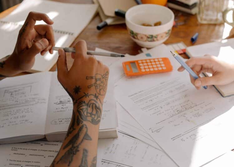 pexels-cottonbro-studio-jeunes qui étudient les mathématiques - 5 méthodes et techniques d’étude