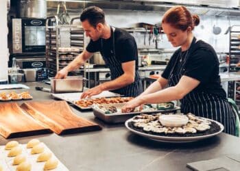 pexels-elle-hughes- étudiant et cuisine- comment combiner au mieux job étudiant et études