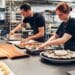 pexels-elle-hughes- étudiant et cuisine- comment combiner au mieux job étudiant et études