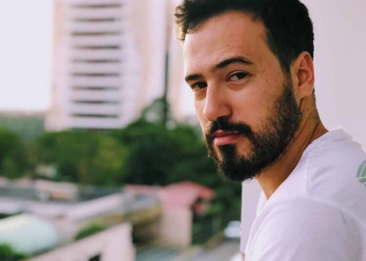 pexels-fernanda-latronico-barbe- comment prendre soin de sa barbe quand on est étudiant