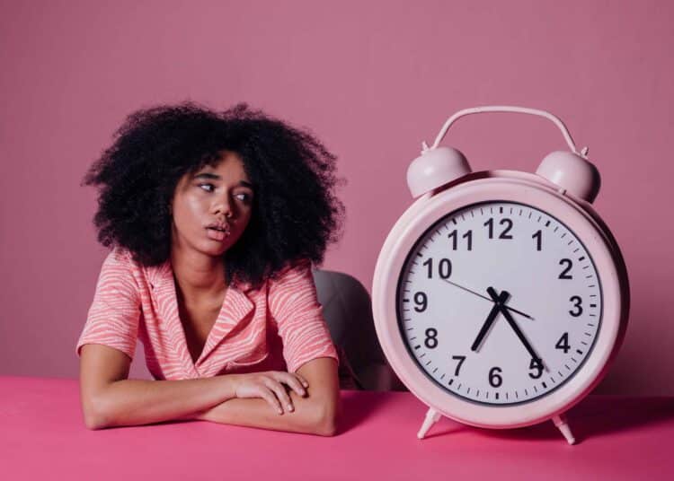 pexels-koolshooters-horloge et étudiante - Comment gérer son temps et son planning 6 astuces pour optimiser son temps pendant ses études