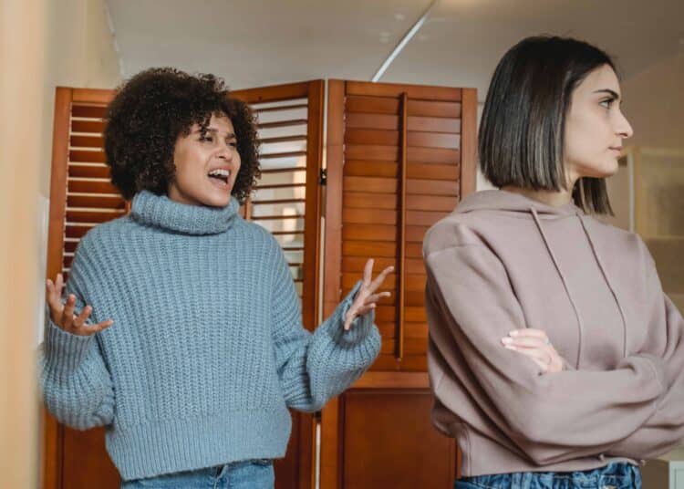 pexels-liza-summer-deux colocs qui se disputent - 5 astuces pour éviter le conflit avec tes colocs