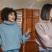 pexels-liza-summer-deux colocs qui se disputent - 5 astuces pour éviter le conflit avec tes colocs