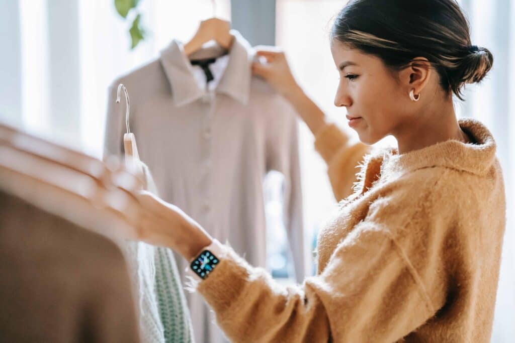 Pexels-Liza-Summer-étudiante qui regarde ses vêtements-Comment créer son dressing minimaliste quand on est étudiant ?