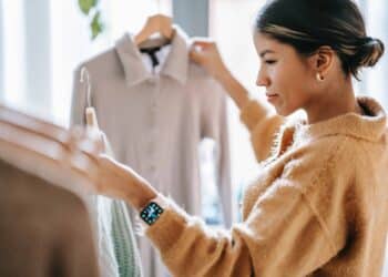 Pexels-Liza-Summer-étudiante qui regarde ses vêtements-Comment créer son dressing minimaliste quand on est étudiant ?