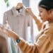 Pexels-Liza-Summer-étudiante qui regarde ses vêtements-Comment créer son dressing minimaliste quand on est étudiant ?