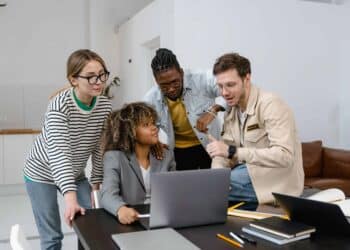pexels-mart-production - étudiants qui discutent - Un escape game pour former les étudiants de l'UNamur aux signes de violences conjugales