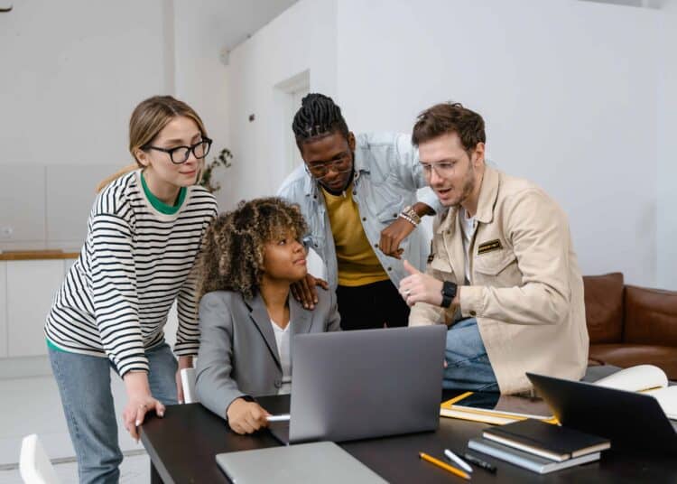 pexels-mart-production - étudiants qui discutent - Un escape game pour former les étudiants de l'UNamur aux signes de violences conjugales