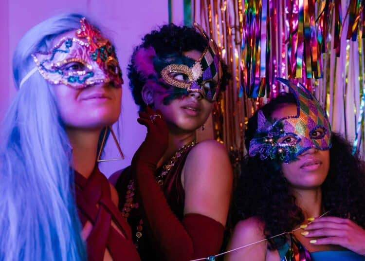 pexels-mikhail-nilov-costume et masque - quel carnaval choisir le mardi gras pour les étudiants