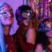 pexels-mikhail-nilov-costume et masque - quel carnaval choisir le mardi gras pour les étudiants