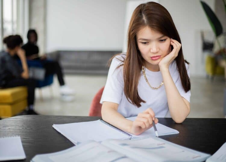 pexels-monstera-étudiante qui pense)Je veux changer d’études, que faire en attendant l’an prochain ? 