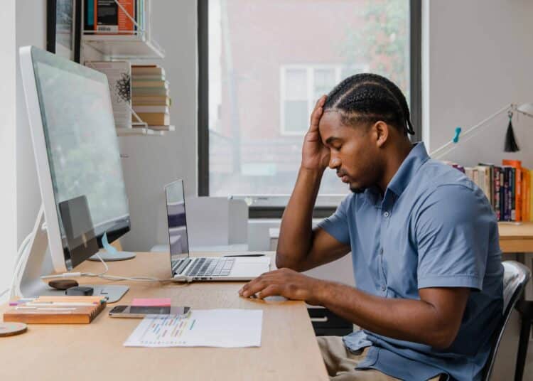 pexels-rodnae-productions-étudiant fatigué - Comment éviter le surmenage durant le 2e quadri