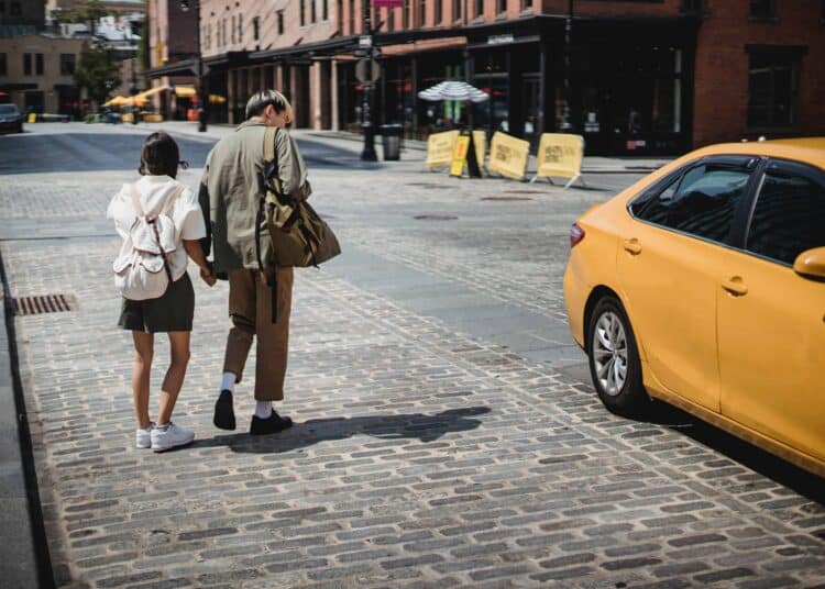 pexels-samson-katt-couple et voiture - 13 disquettes à dire en voiture à ton ta crush