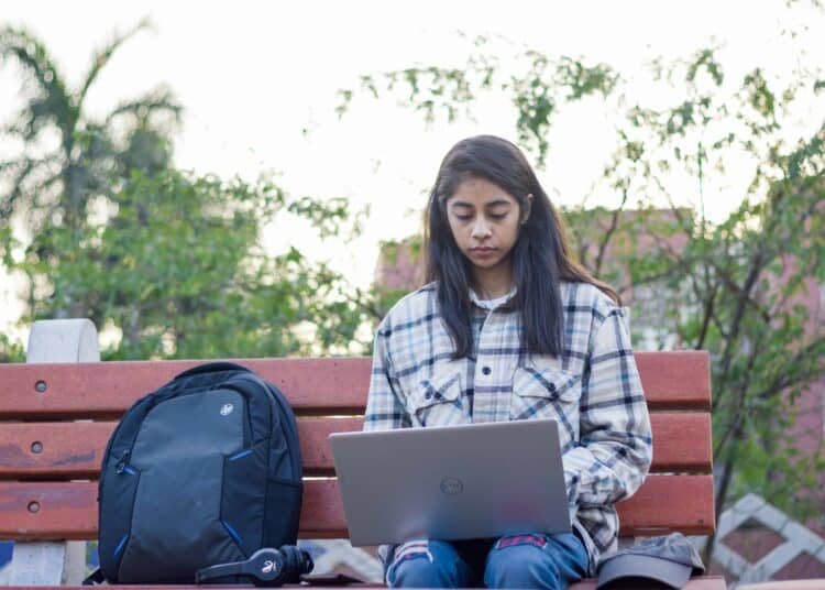 pexels-sanket-mishra-étudiante qui cherche un logement - Nouveaux logements à Mons, pour les étudiants de l’UCLouvain FUCaM