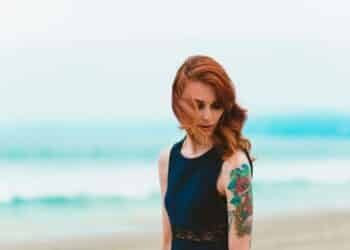 Pexels-Spencer-Selover-étudiantes avec un tattoo sur le bras-4 choses à savoir pour se faire un tattoo avec un budget étudiant