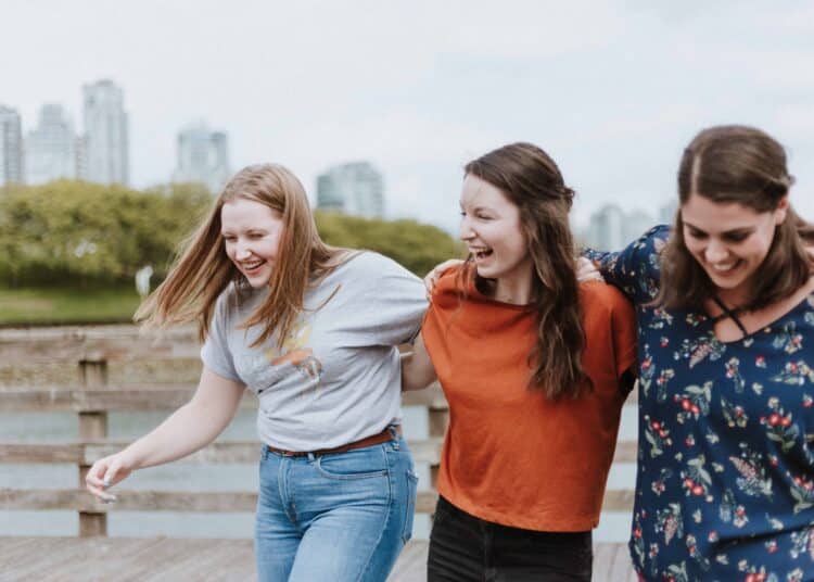 Unsplash-Priscilla-du-Preez-étudiantes qui rigolent-4 signes que votre amitié est faite pour durer toute la vie