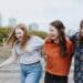 Unsplash-Priscilla-du-Preez-étudiantes qui rigolent-4 signes que votre amitié est faite pour durer toute la vie