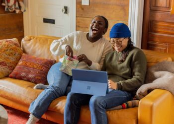 surface-rire - stand up- 5 raisons de regarder du stand up entre coloc-unsplash