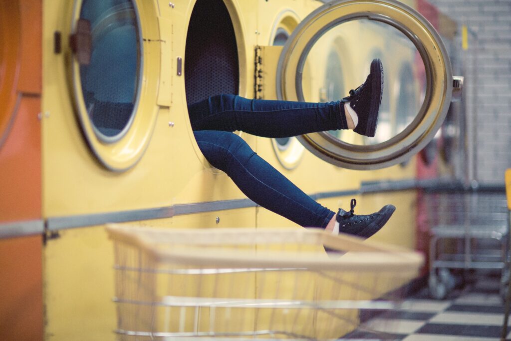Pexels - Pixabay - chaussure et machine à laver - Comment nettoyer ses sneakers avec ce qui traine dans ton kot ? 