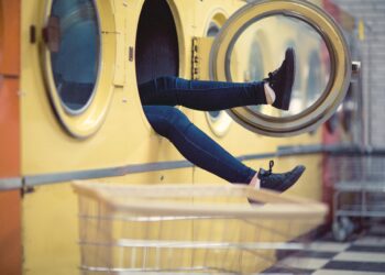 Pexels - Pixabay - chaussure et machine à laver - Comment nettoyer ses sneakers avec ce qui traine dans ton kot ?