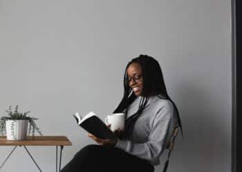 Unsplash-Alexandra-Fuller-étudiante qui lit-4 livres new romance pour étudiants à absolument lire