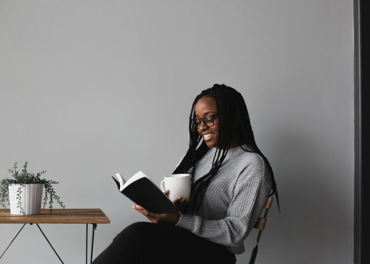 Unsplash-Alexandra-Fuller-étudiante qui lit-4 livres new romance pour étudiants à absolument lire