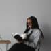 Unsplash-Alexandra-Fuller-étudiante qui lit-4 livres new romance pour étudiants à absolument lire
