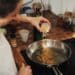 Unsplash-Conscious-Design-étudiante qui cuisine-3 idées de recettes étudiantes à basse de Tofu