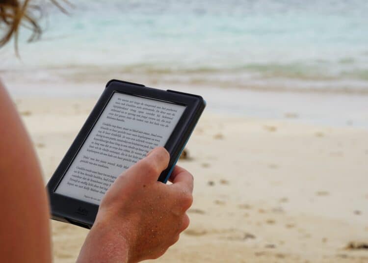 Unsplash-Maarten-Van-De-Heuvel-étudiante qui lit à la plage-4 livres à lire pour retrouver le mood de l’été pour sortir de ta routine étudiante