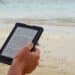 Unsplash-Maarten-Van-De-Heuvel-étudiante qui lit à la plage-4 livres à lire pour retrouver le mood de l’été pour sortir de ta routine étudiante