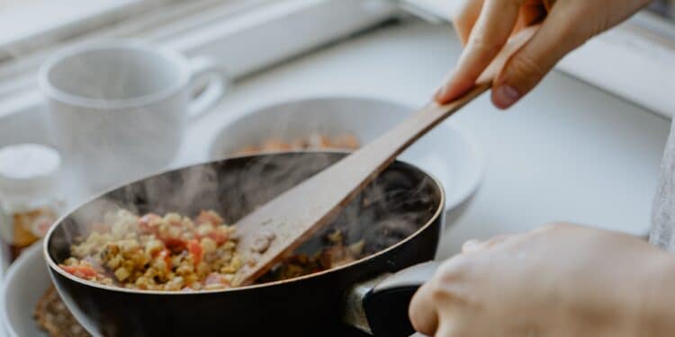 Unsplash-Kevin-Mccutcheon-étudiant qui cuisine-4 plats parfaits pour le meal prep quand on est étudiant