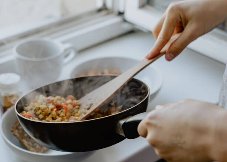 Unsplash-Kevin-Mccutcheon-étudiant qui cuisine-4 plats parfaits pour le meal prep quand on est étudiant