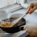 Unsplash-Kevin-Mccutcheon-étudiant qui cuisine-4 plats parfaits pour le meal prep quand on est étudiant