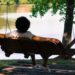 Unplash-La-Rel-Easter-étudiant sur un banc-Comment décomplexer de ne pas « préparer » ton Summerbody