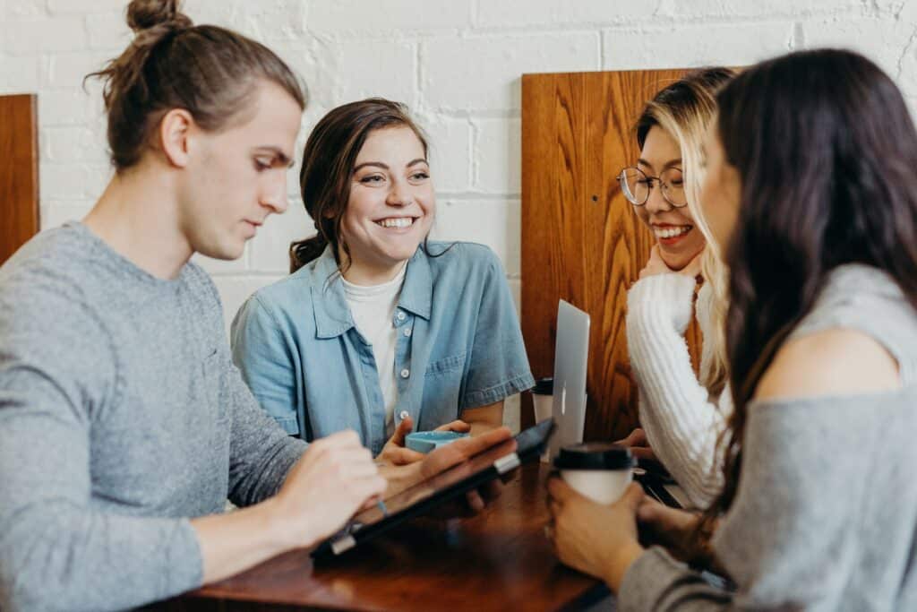 brooke-cagle-groupe d'étudiant-pourquoi faut il absolument se rendre à un salon étudiant-unsplash