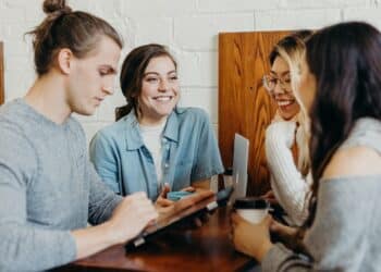 brooke-cagle-groupe d'étudiant-pourquoi faut il absolument se rendre à un salon étudiant-unsplash